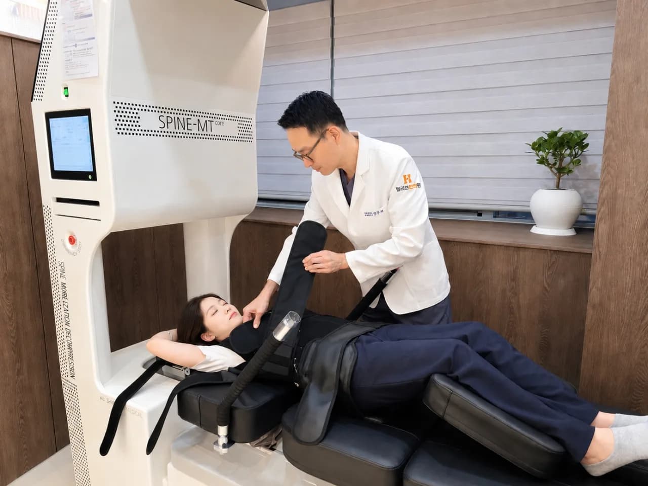 SpineMT Core 감압 벨트를 환자에게 장착해 주는 대표원장